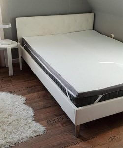 Eazzzy Topdekmatras op het matras liggen